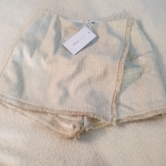 Lovers & Friends Skort textured with gold thread Pockets - Picture 8 of 10